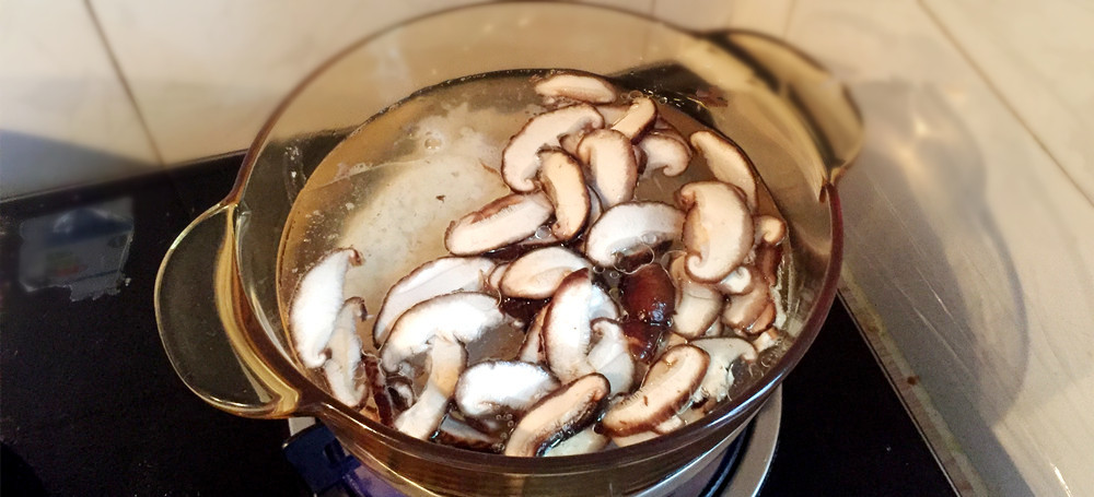 用剩米饭煮一锅香菇滑鸡粥粥，养胃、开胃皆宜的鲜粥。的做法 步骤2