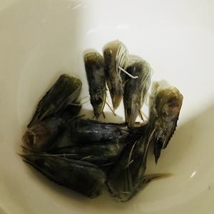 二妈咪 海鲜蔬菜面（南美白虾）的做法 步骤1