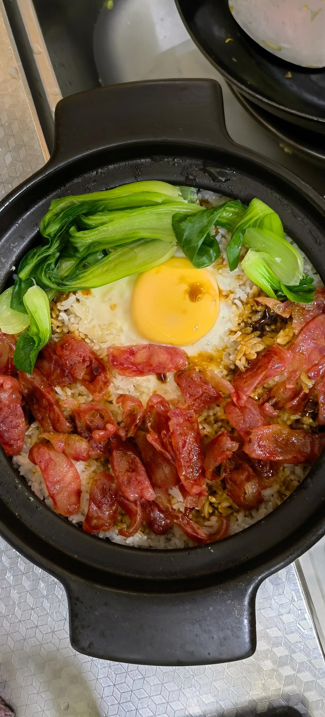 广式腊味煲仔饭