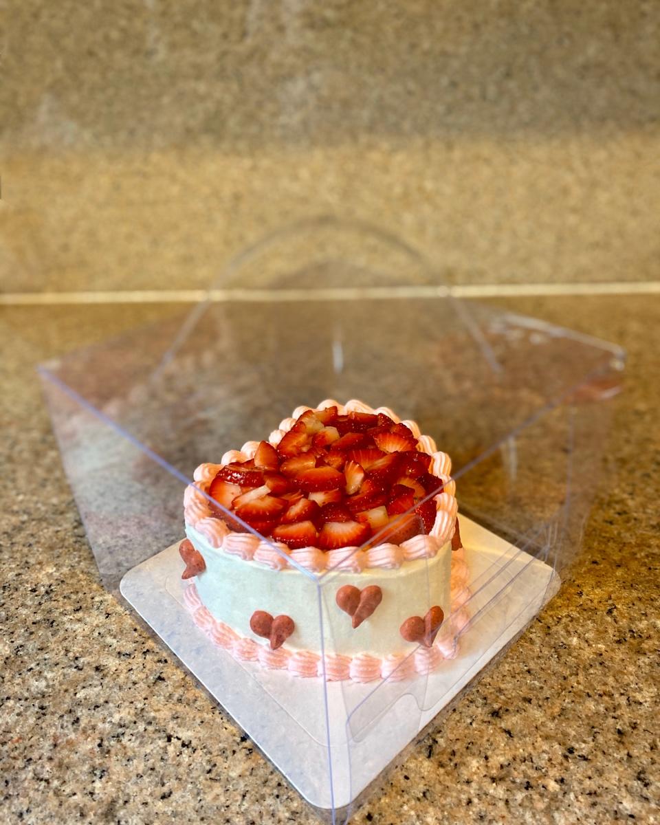tarotaroo做的鲜奶草莓心形蛋糕