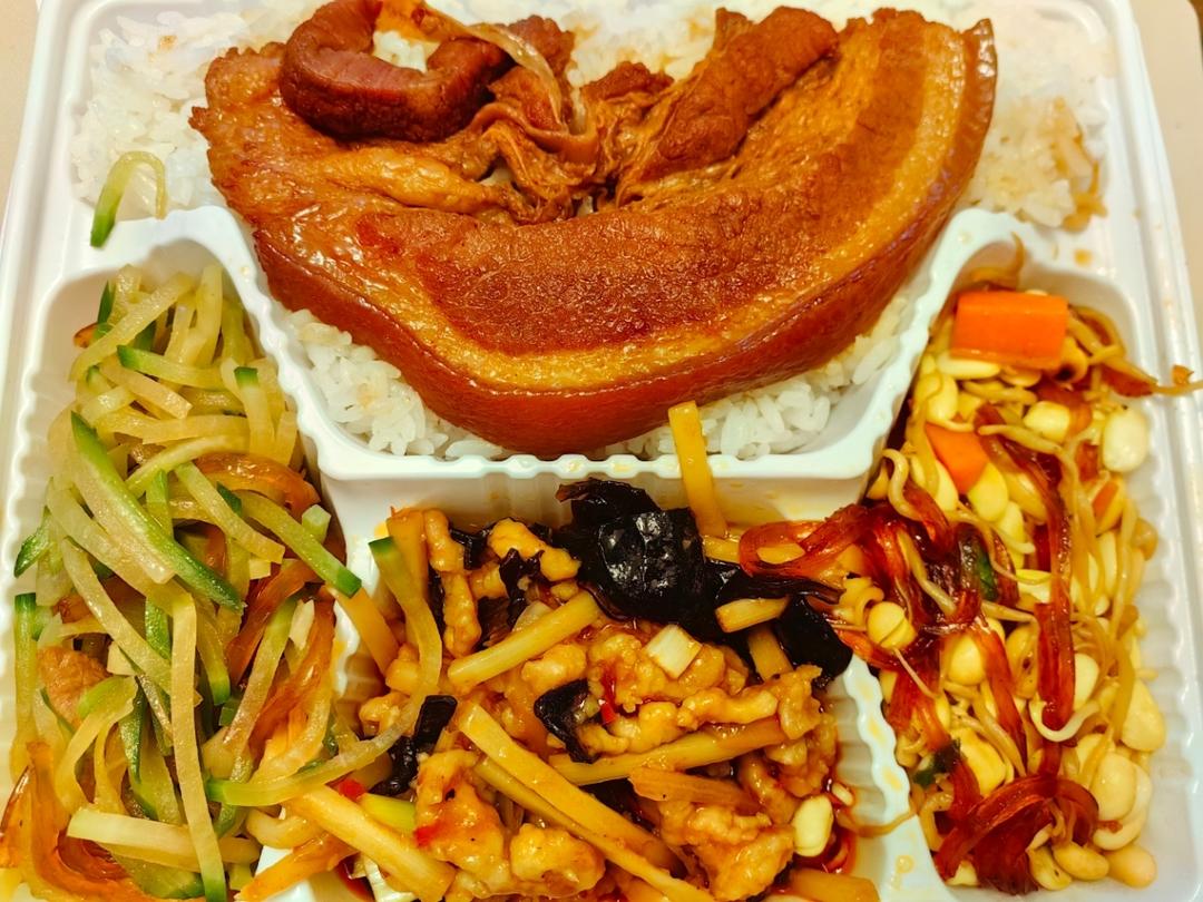 把子肉配米饭真香