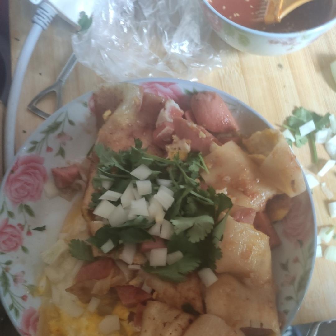 【东北烤冷面】热乎乎的烤冷面，8元吃饱真划算！