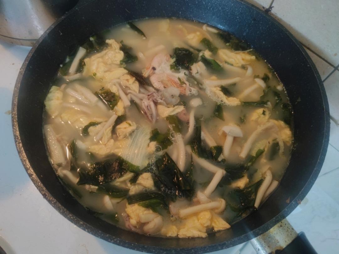 鲜掉眉毛的海鲜菇鸡蛋汤
