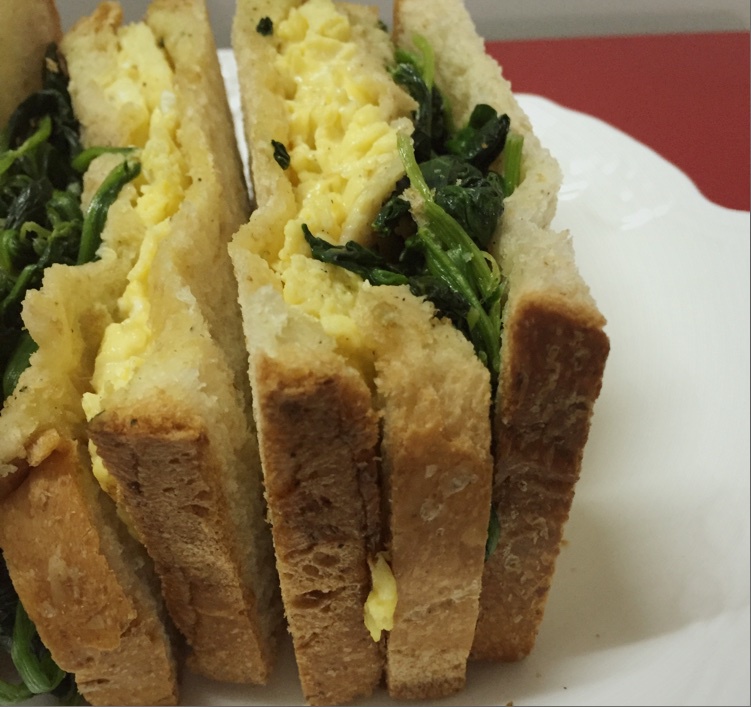 奶油菠菜鸡蛋三明治