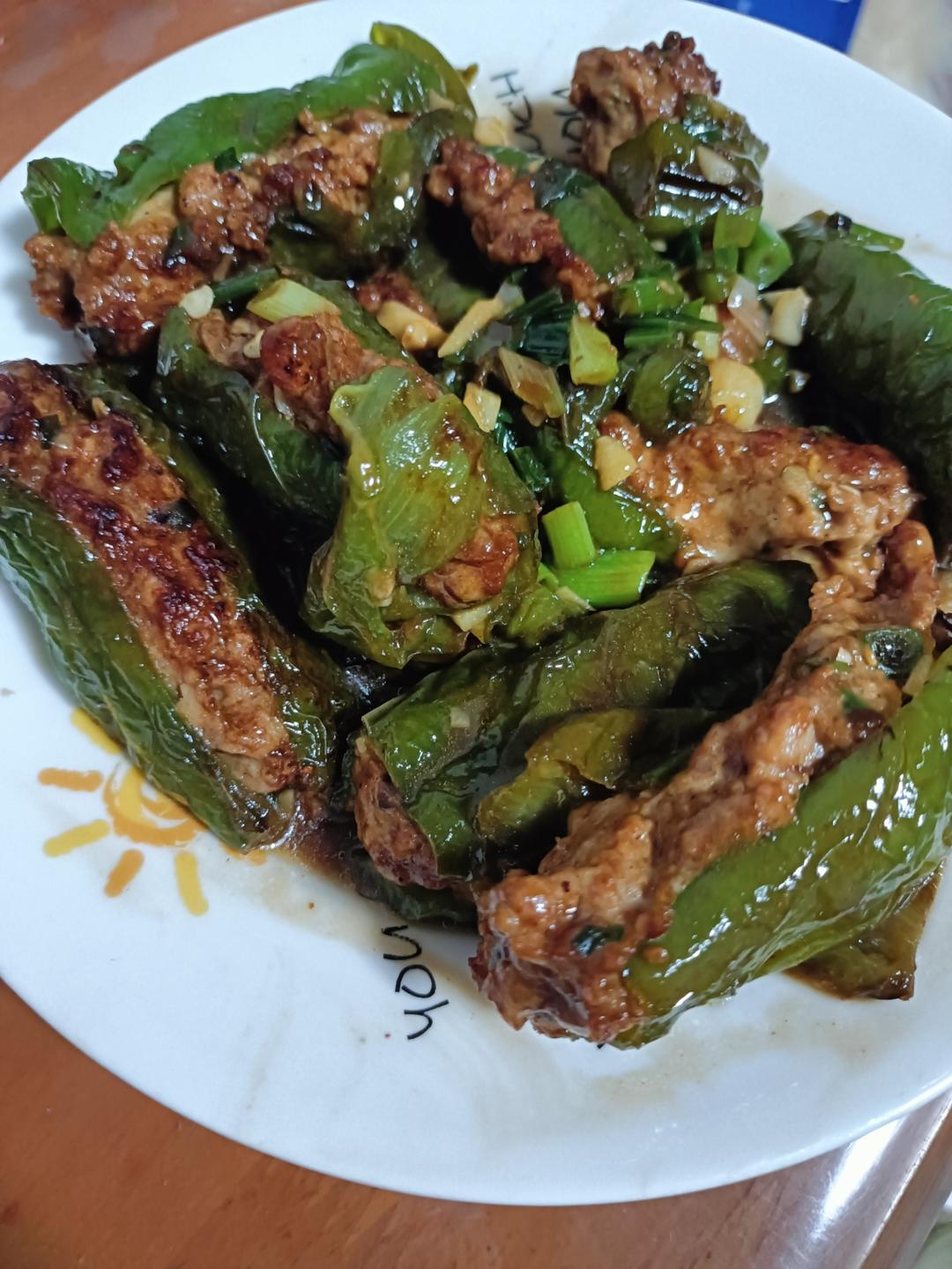 下饭菜“青椒酿肉”，香糯多汁鲜嫩下饭