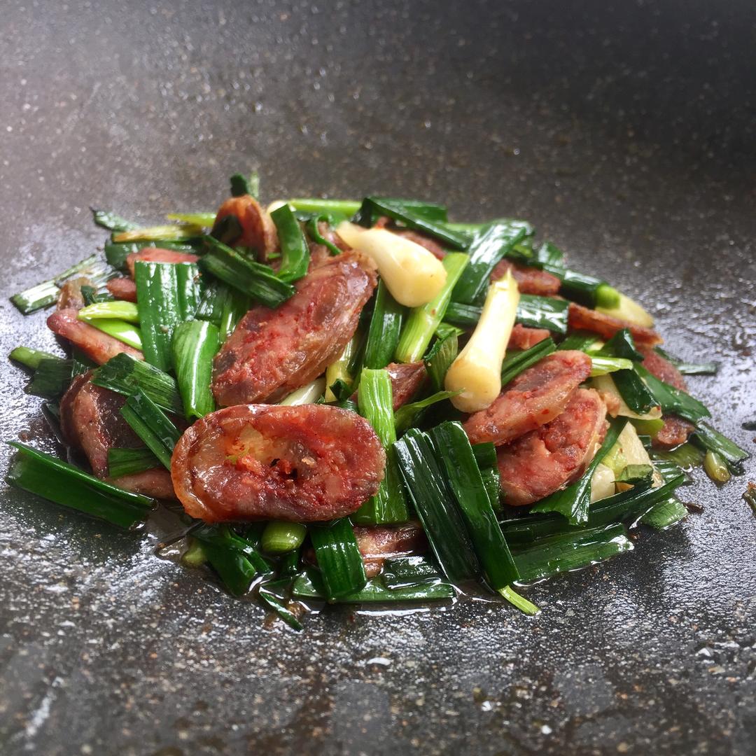 香肠省着点吃，炒蒜苗