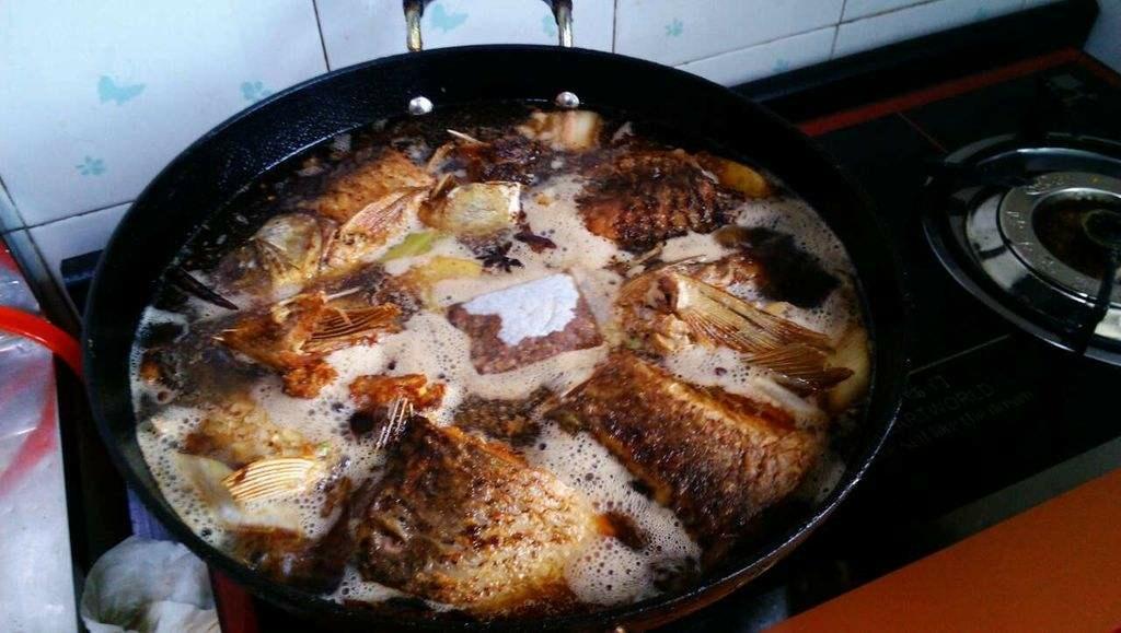 炖鱼（虽然没有颜值，但是好吃啊！）的做法