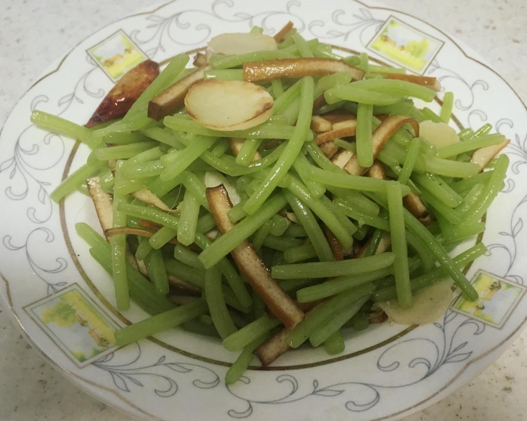 豆干炒红薯藤的做法