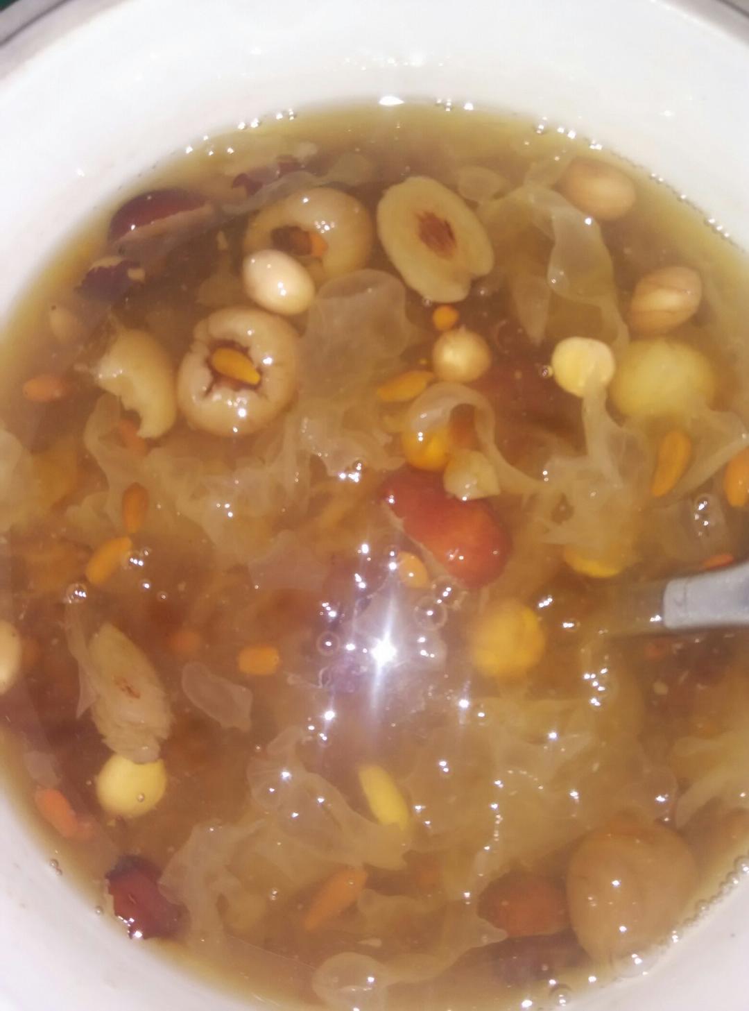 桃胶银耳红枣羹