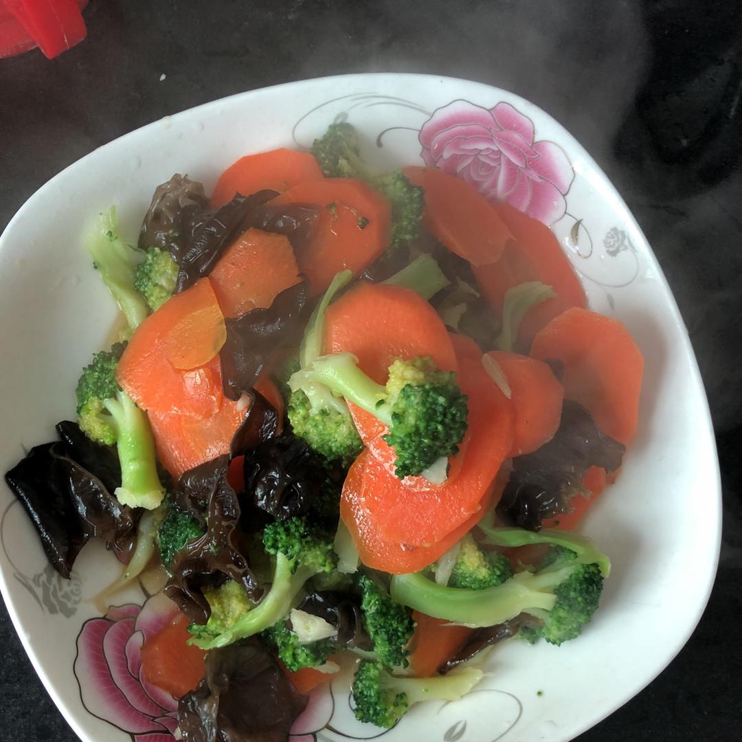 西兰花胡萝卜炒木耳