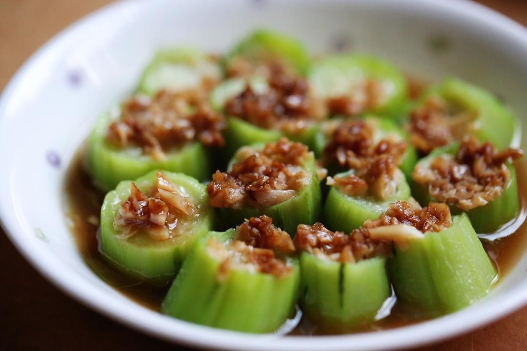 只需要五分钟就可以的美味蒜蓉蒸丝瓜