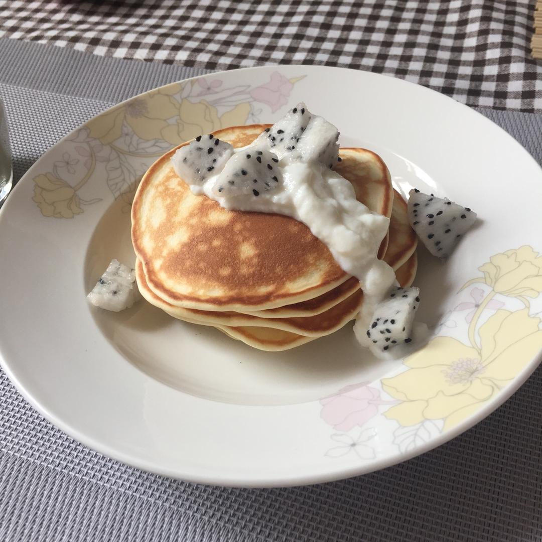 【酸奶松饼yogurt pancake】，搭上黑莓果酱和枫糖的美味。