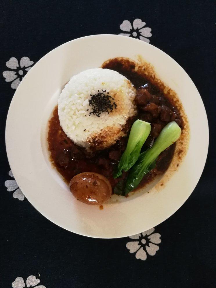 为厨房疯狂做的洋葱酥卤肉饭
