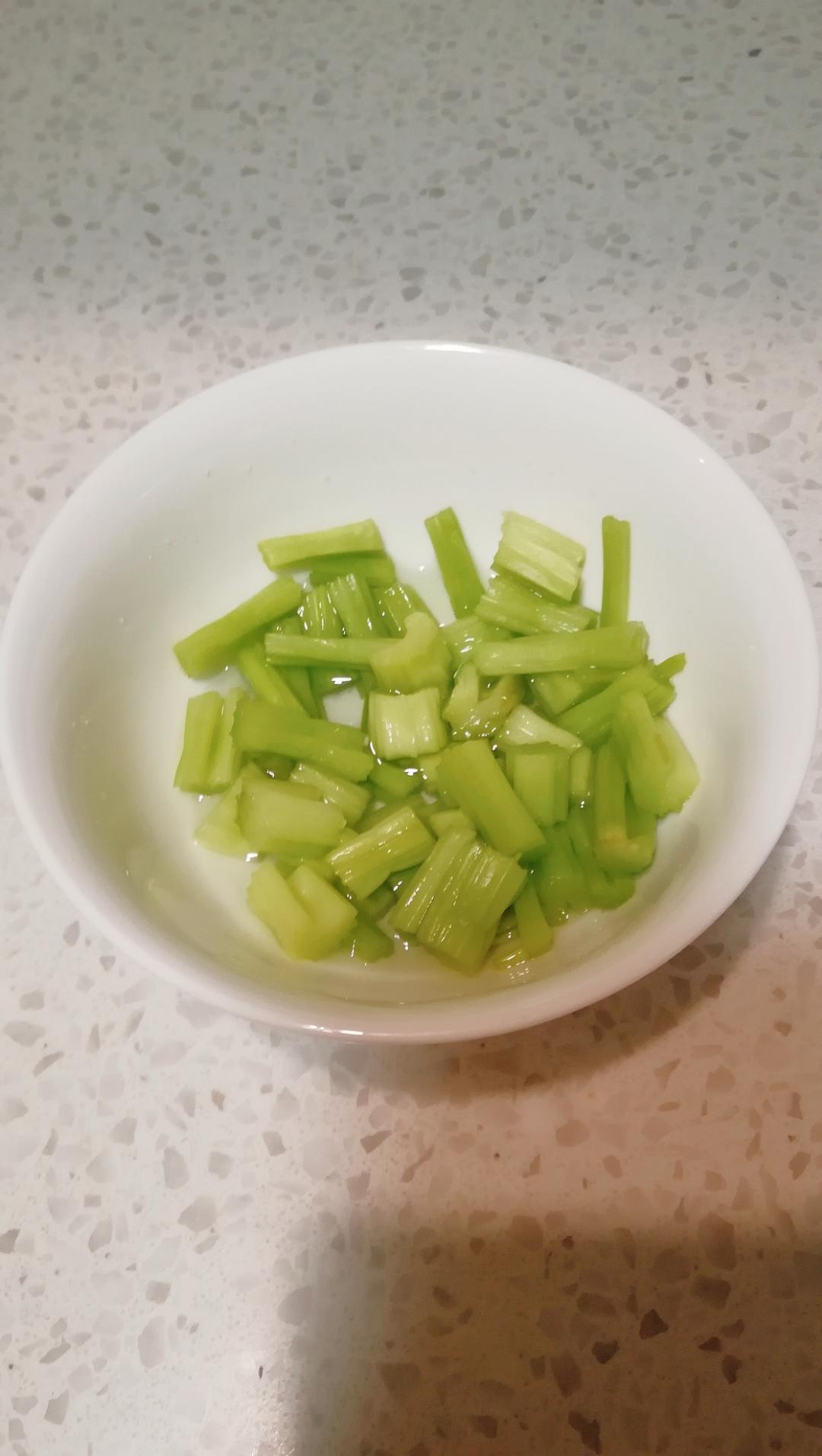 喝粥必备：脆爽芹菜小菜的做法