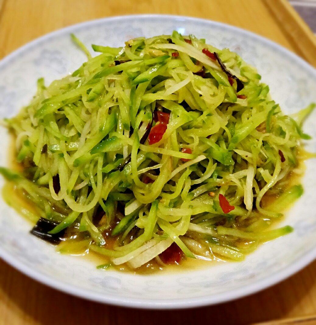 隐居的砂砾做的凉拌青萝卜丝