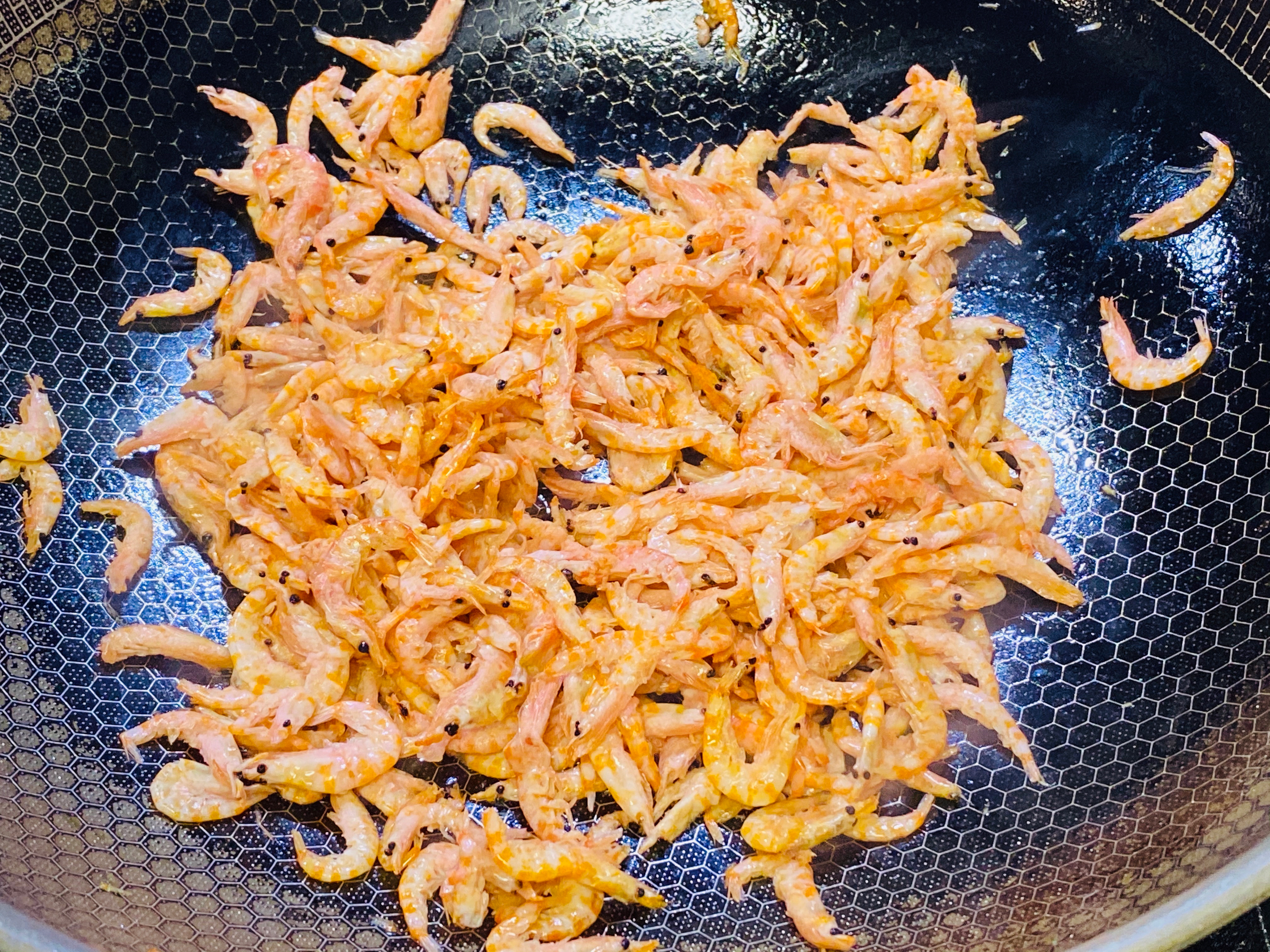 磷虾炒鸡蛋的做法 步骤4