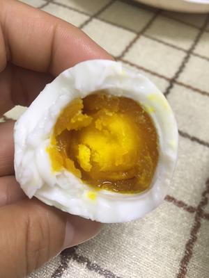 我觉得腌制14天的咸鸭蛋最好吃，蛋白不咸不浪费。的做法 步骤6