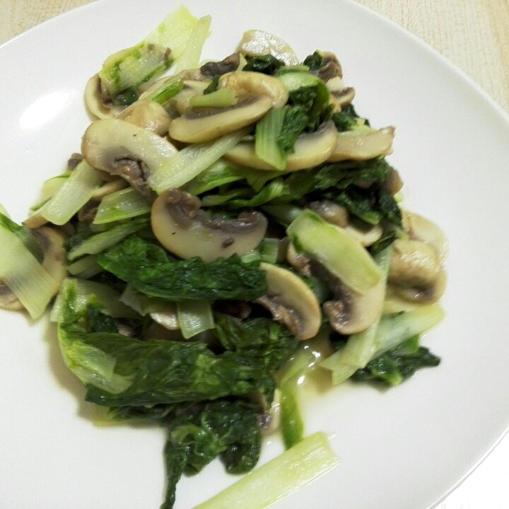 手捏菜炒蘑菇
