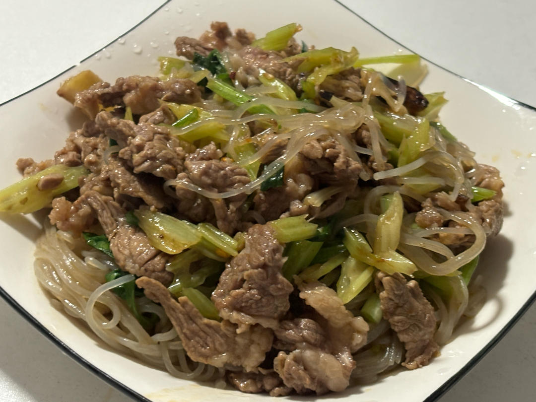 米饭杀手｜芹菜粒炒牛肉末