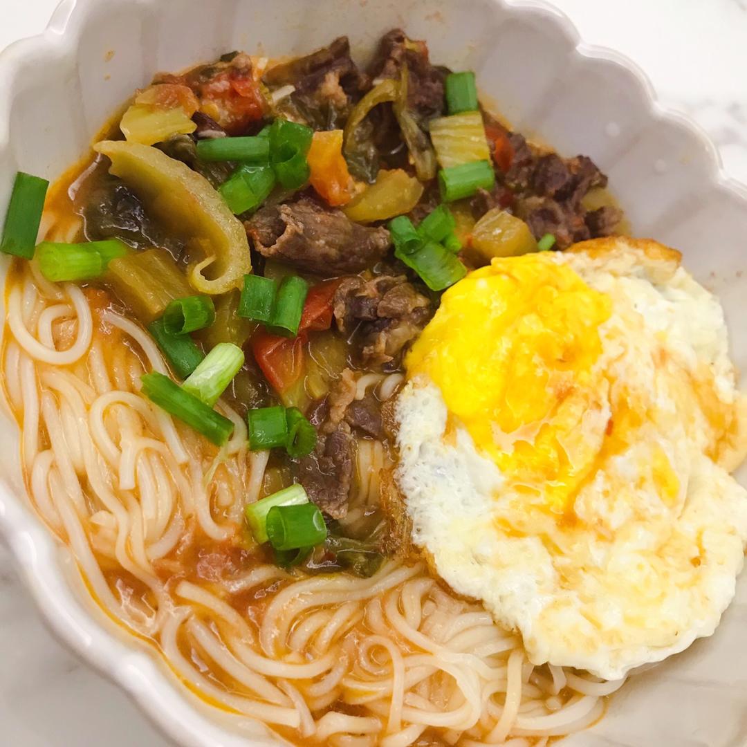 这一碗香辣酸菜牛肉面太美味！