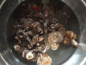 山药松蘑炖肉的做法 步骤3