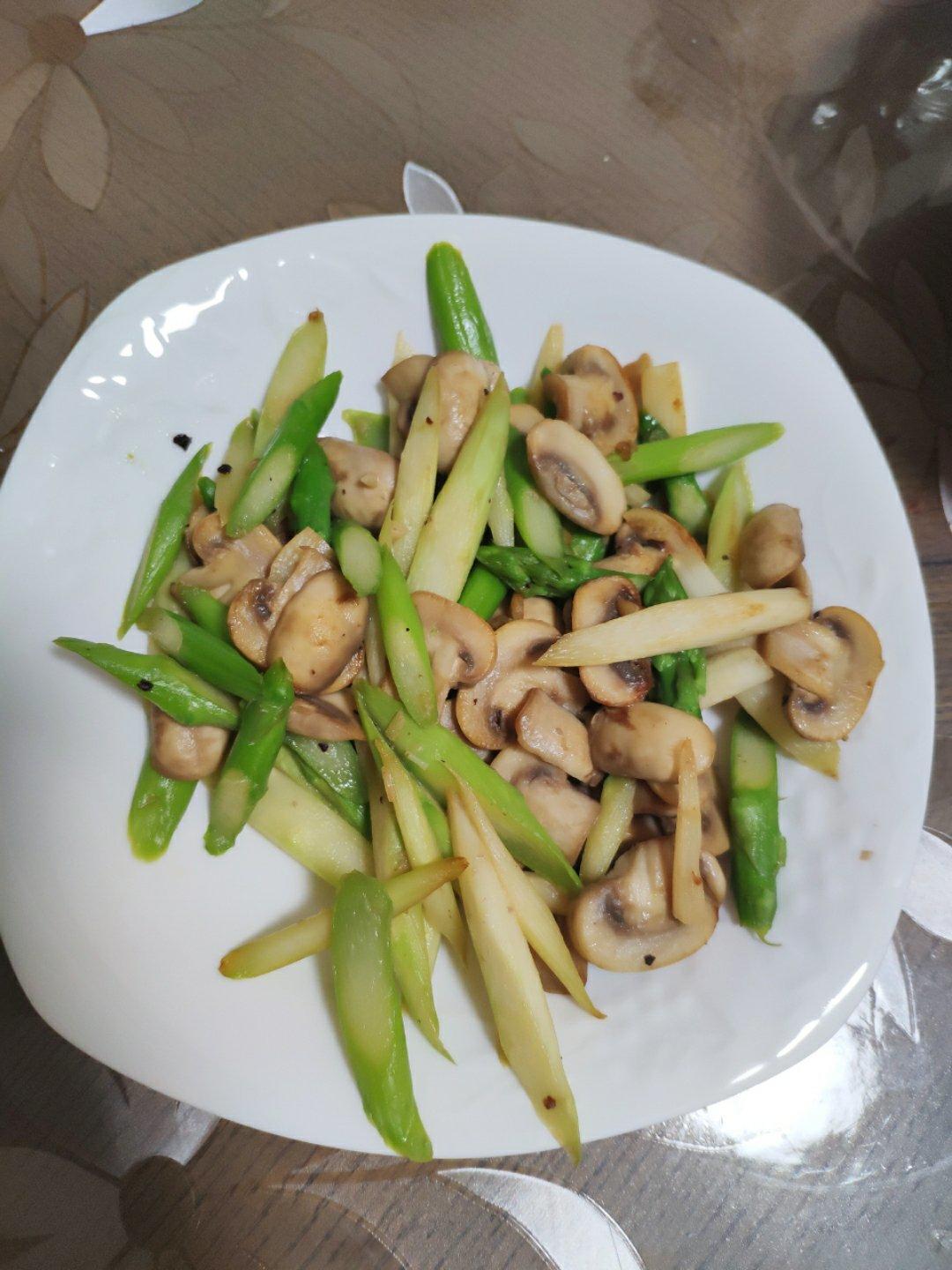 芦笋炒蘑菇