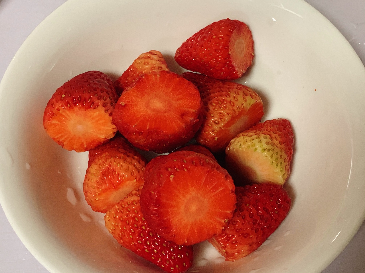 草莓的神仙吃法❗️爆浆的草莓炼乳冻的做法 步骤1
