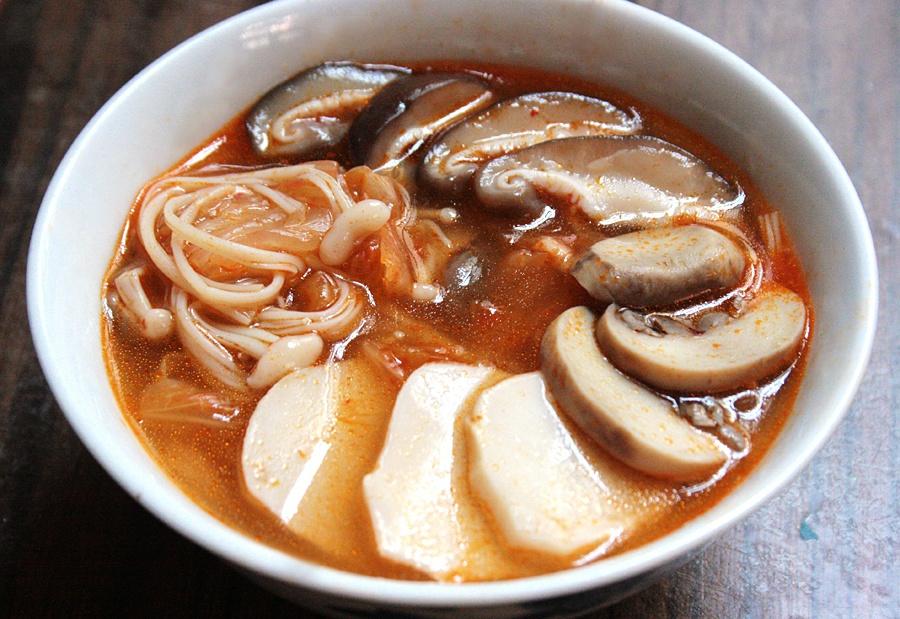 泡菜菌菇汤的做法