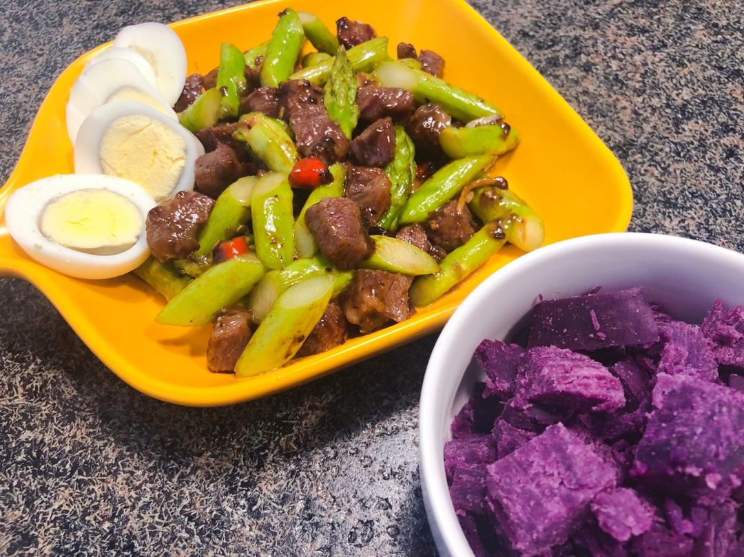 黑椒牛肉炒芦笋