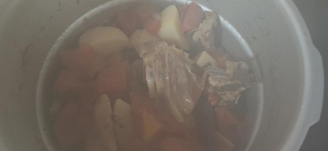 番茄排骨炖土豆