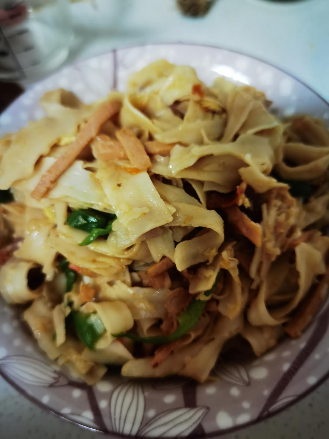 炒刀削面这样做，每次吃的盆干碗净