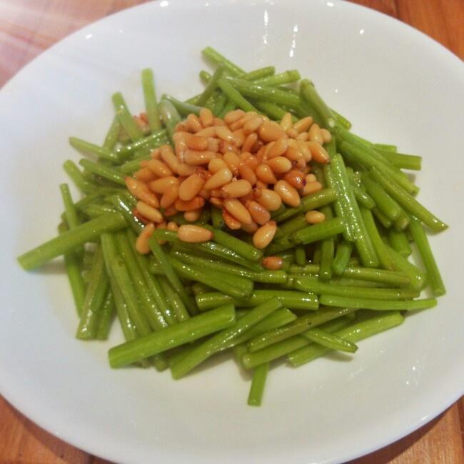 格格奶奶私房菜-松仁茼蒿