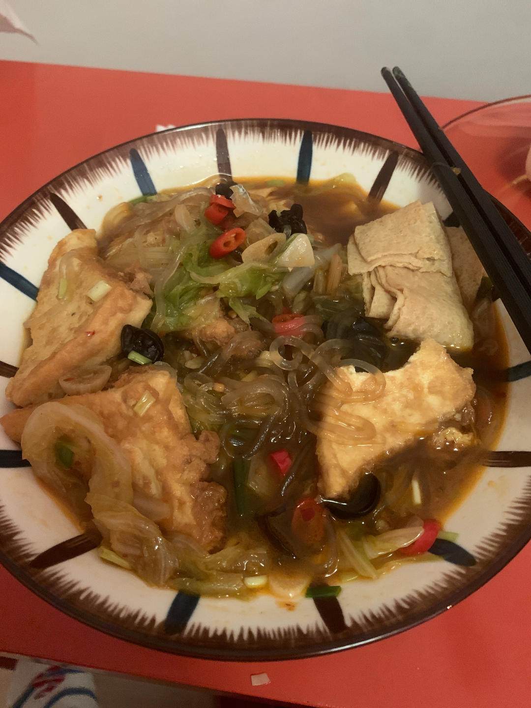 入冬后最合适吃这样一锅暖暖的白菜粉条豆腐煲。豆腐煎至两面金黄，加上白菜粉条咕嘟咕嘟炖一锅，开盖香气扑鼻，家常美味超级下饭，真香。