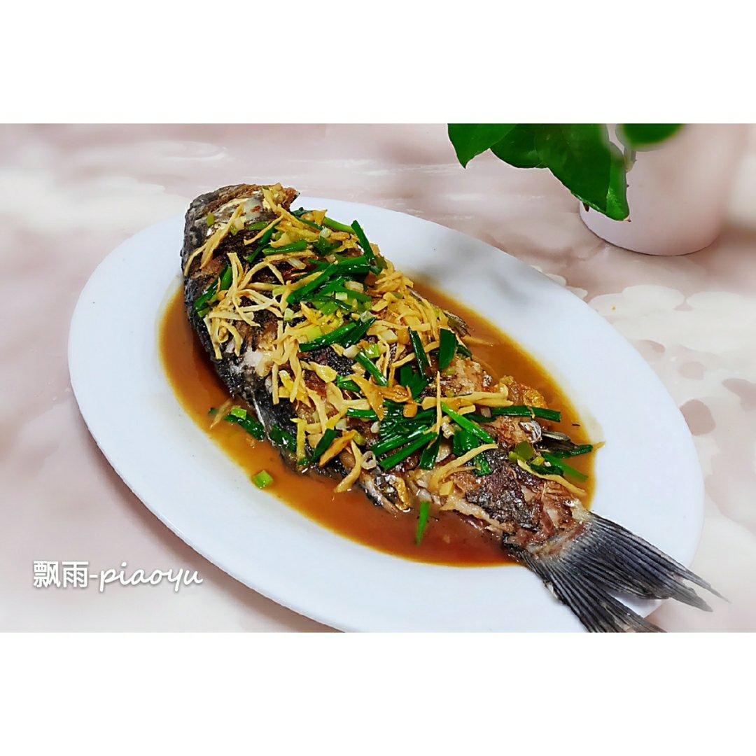 葱姜红焖鱼（附煎鱼入味又不破皮的小诀窍）