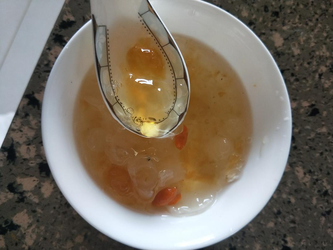 桃胶银耳红枣羹