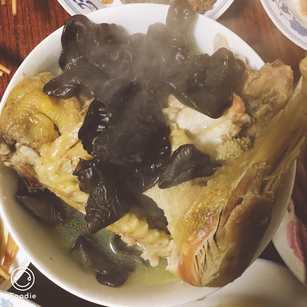 黑木耳炖鸡汤