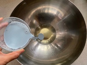 高颜值甜品❗️蓝颜蜜桃蛋糕卷的做法 步骤2