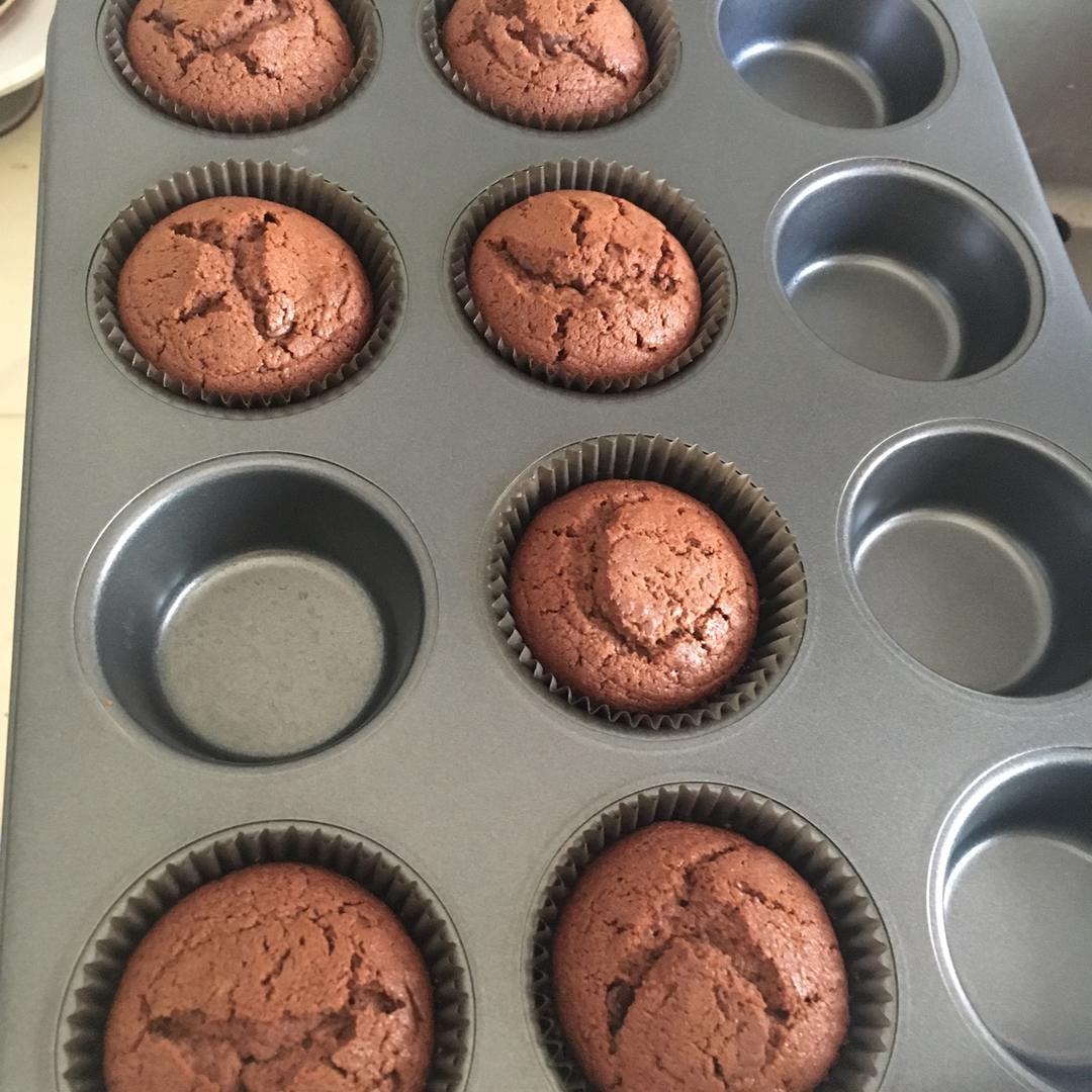 超润巧克力纸杯蛋糕（非常适合裱花、盖糖皮的cupcake方子）