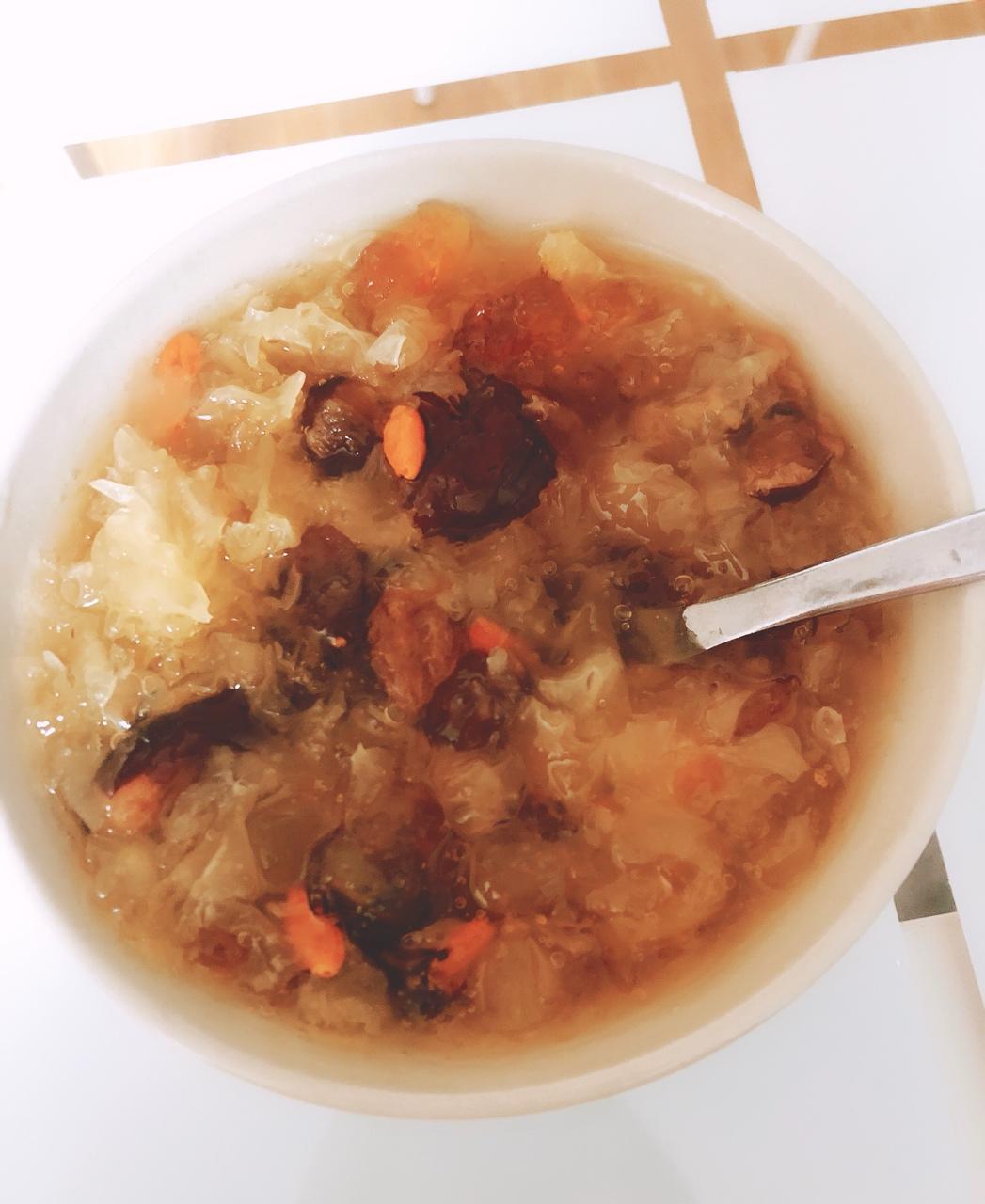 银耳桃胶皂角米雪燕羹