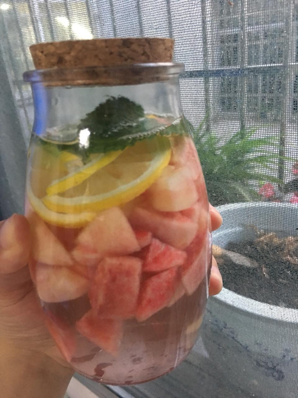 detox water 自制排毒养颜水 健康饮料 果蔬泡汁