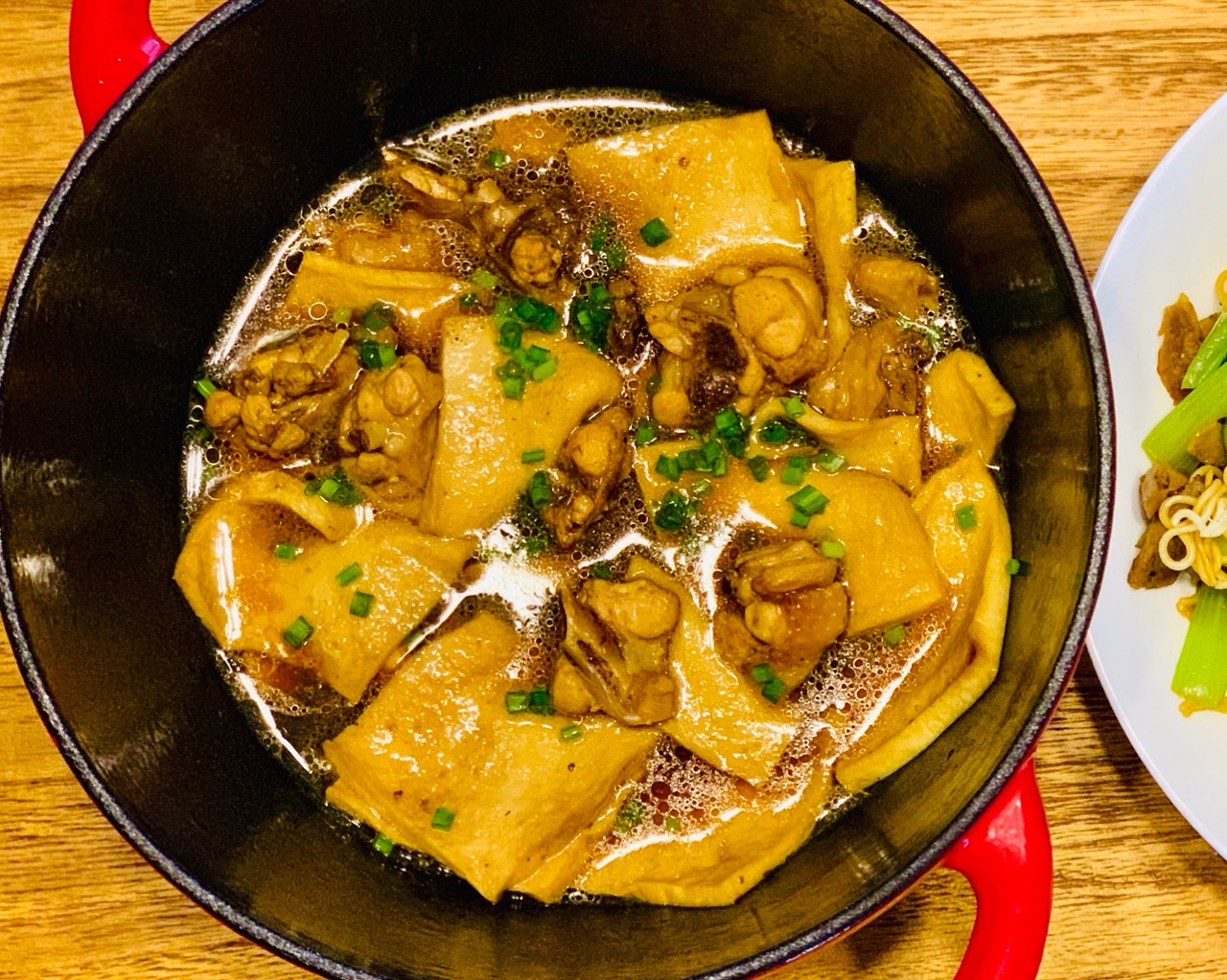 千叶豆腐焖鸡翅，操作简单，鲜香下饭，小孩子的最爱的做法