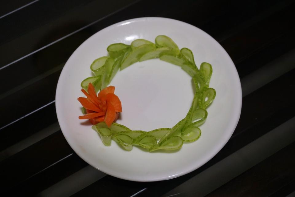 手机用户5566_lbuo做的简单美丽的盘饰(3)——雕刻花的围边与叶子