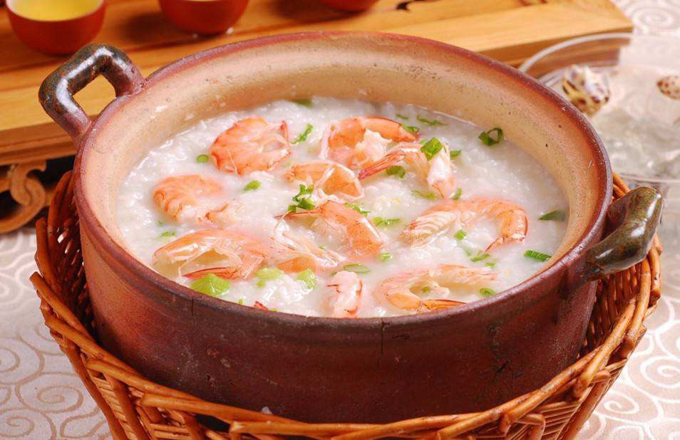 “海鲜粥”是港台菜菜谱之一，早餐来一碗绝对巴适，非常营养的做法 步骤2