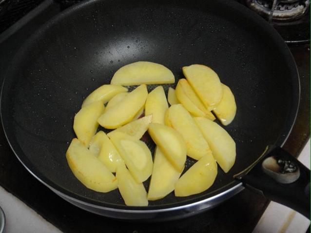 腐乳烧土豆茄子的做法 步骤4