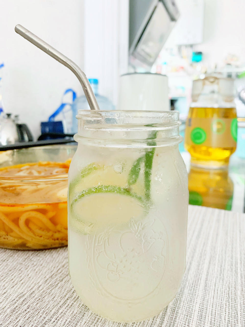 柠檬蜂蜜气泡水（加点盐会更好喝哦~）