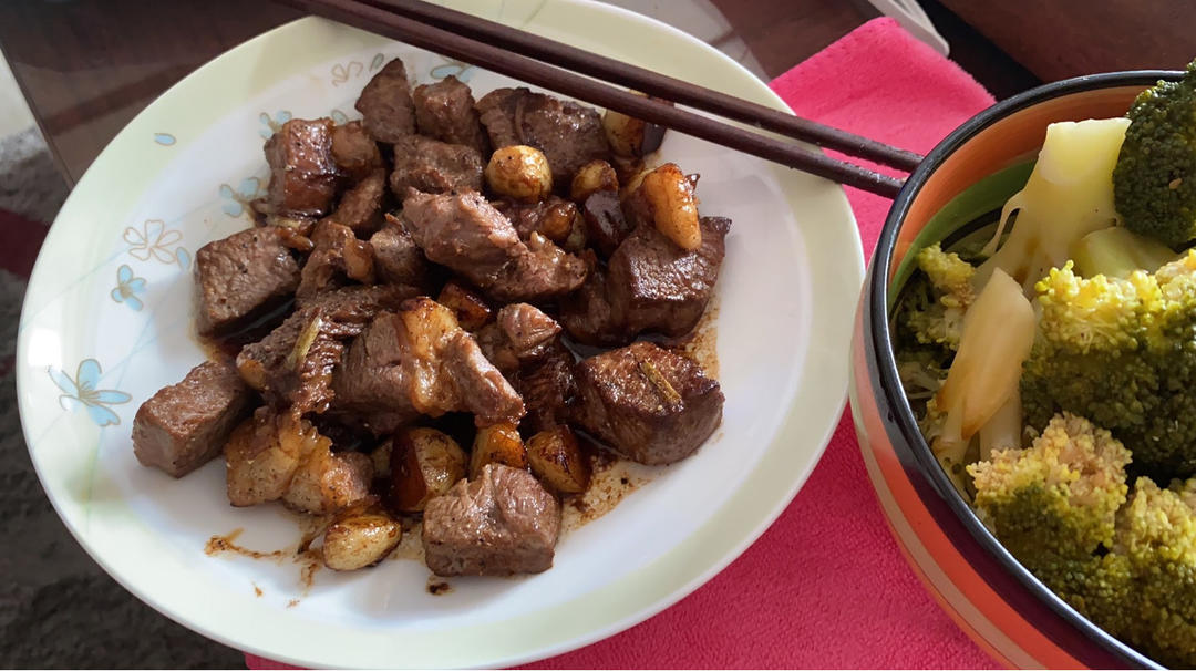 听起来就很好吃的黑椒蒜子牛肉粒