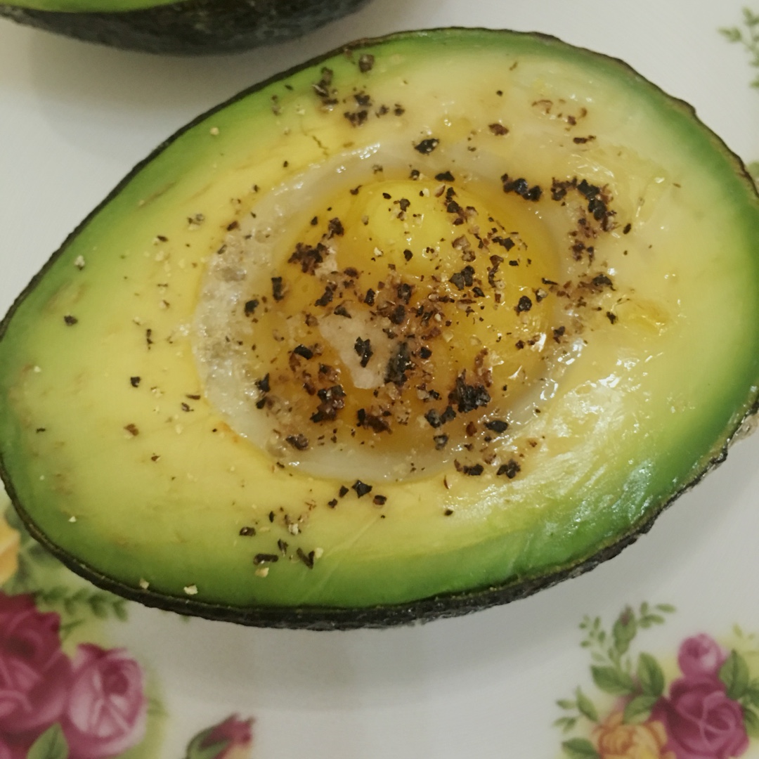 牛油果烤鸡蛋