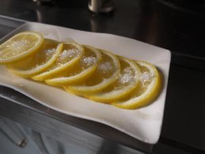 糖渍柠檬片的做法 步骤2