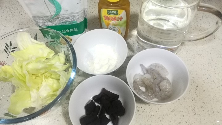 卷心菜奶汤——太太乐鲜鸡汁快手菜的做法 步骤1