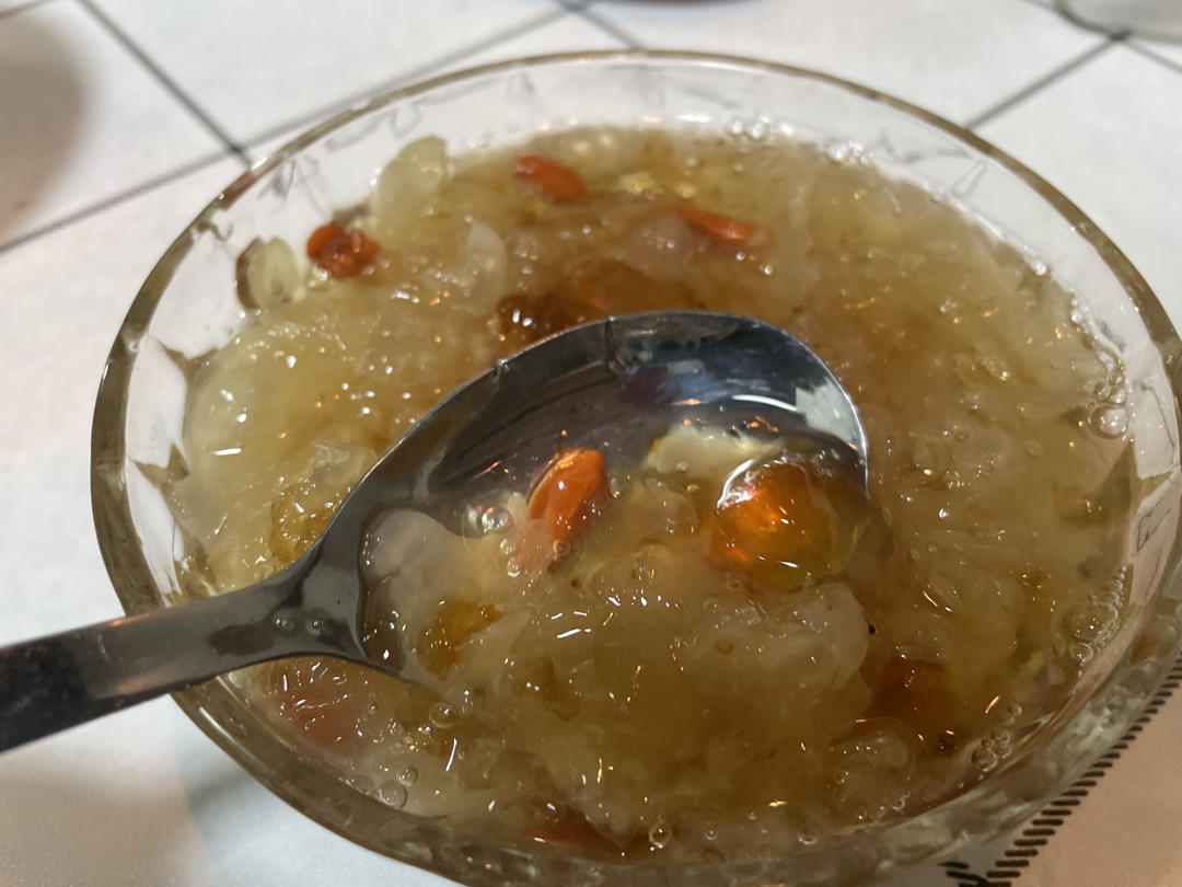 如何熬一碗黏黏糯糯的银耳羹